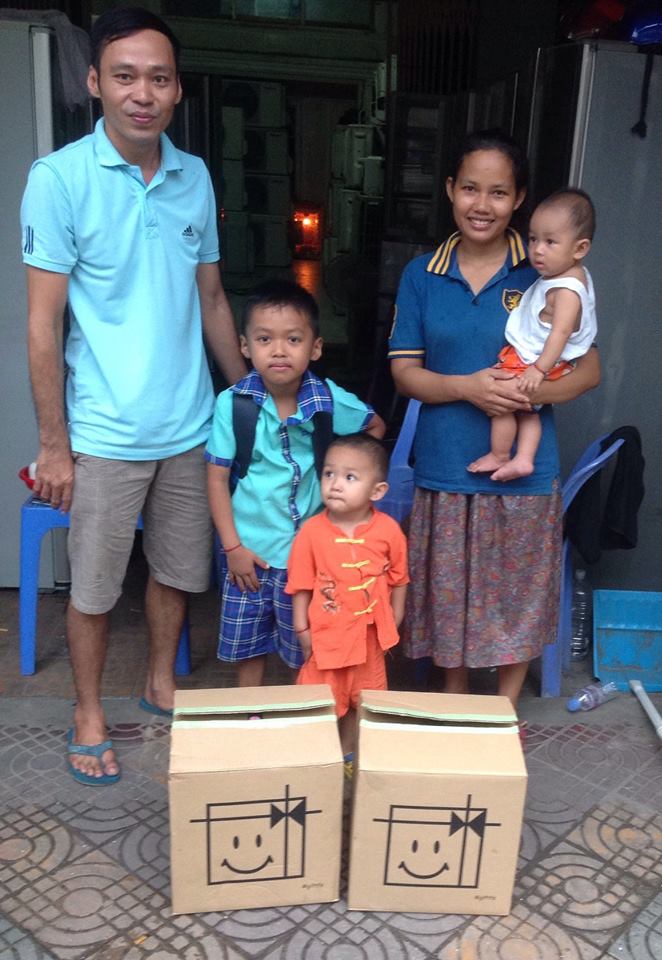 カンボジア　物資支援