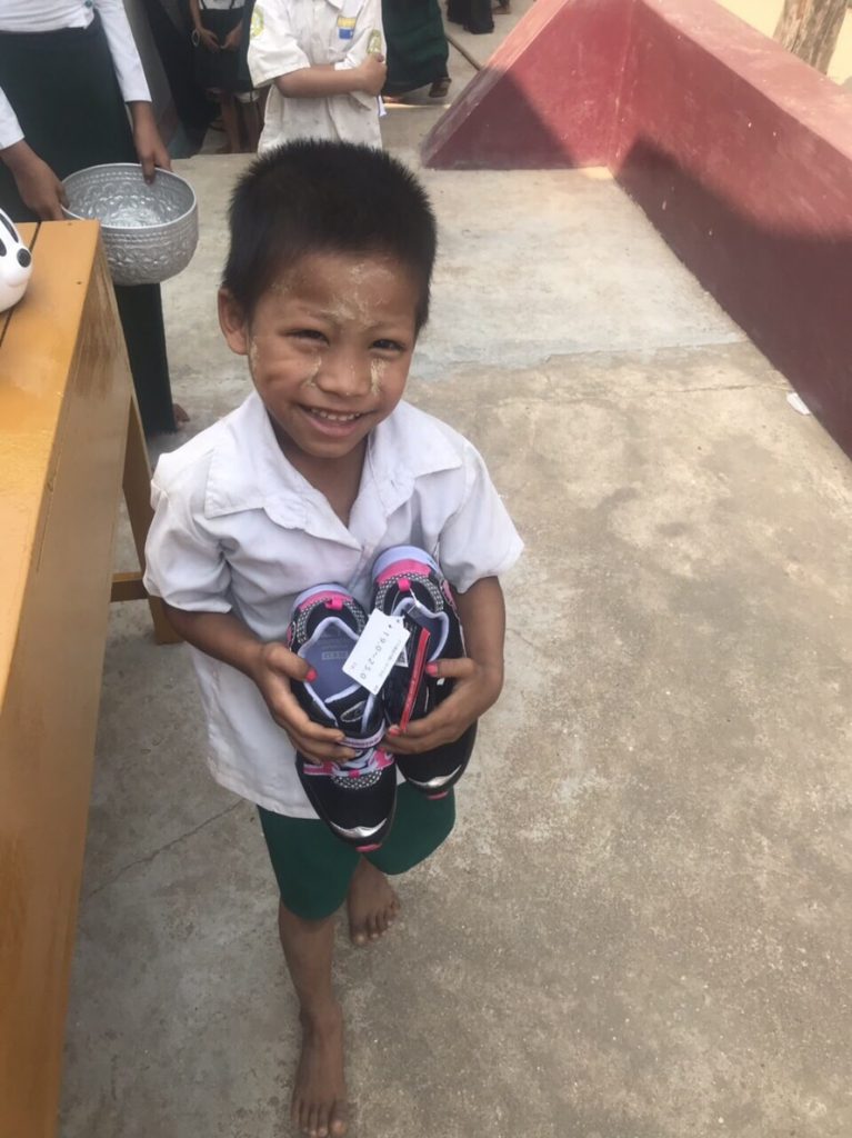 ミャンマー　靴　寄付