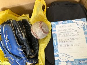 グローブ　寄付